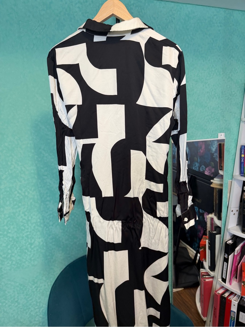 🖤🤍Motif Dress - Picture 6 of 8
